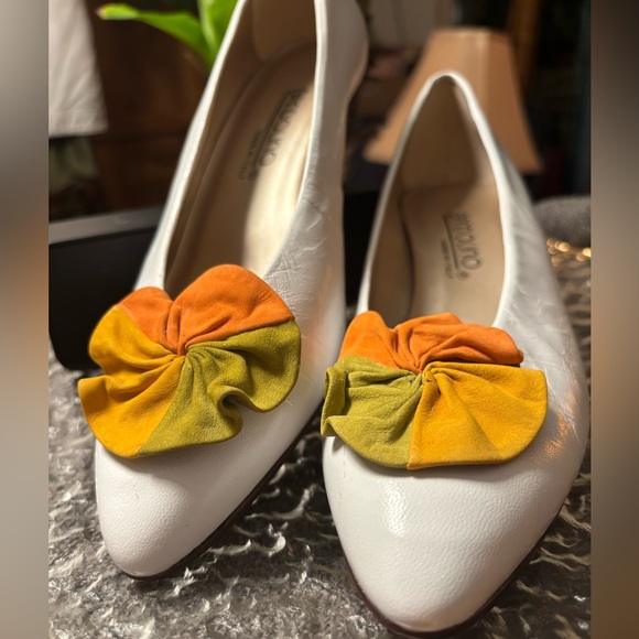Vintage Bandolino Made in Italy Ivory Leather Pumps with Sculptural Bow 8.5 N - Picture 4 of 16